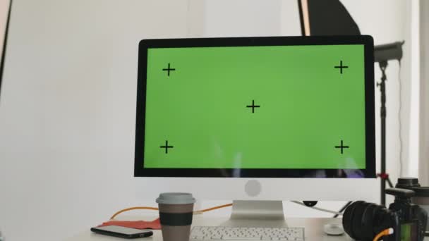 Keine Aufnahmen Von Grünem Vorlagenbildschirm Auf Computerdisplay Arbeitsplatz Des Fotografen — Stockvideo