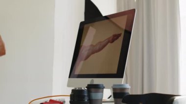 Profesyonel fotoğrafçıyla stüdyoda reklam çekerken iç çamaşırlarıyla kameraya poz veren yakışıklı beyaz vücutçunun orta boy fotoğrafı.