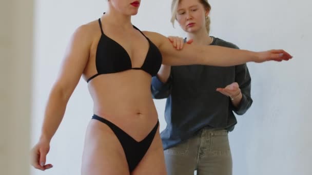 Medium Shot Van Zelfverzekerde Blanke Blonde Vrouwelijke Fitness Model Zwarte — Stockvideo