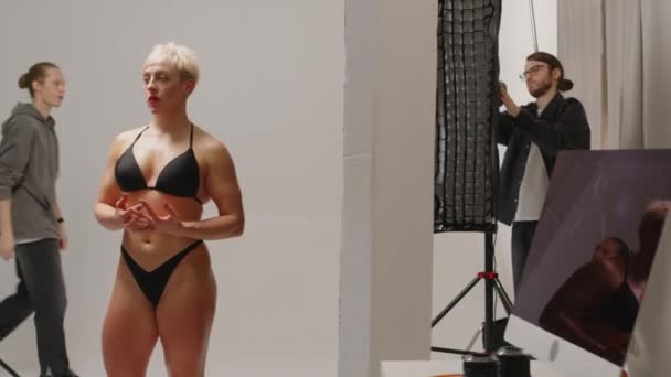 Pan Medium Shot Atletisk Ung Vit Blond Kvinna Svart Bikini — Stockvideo
