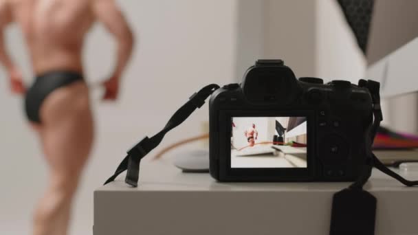 Através Exibição Câmera Digital Tiro Fisiculturista Masculino Bonito Caucasiano Ótima — Vídeo de Stock