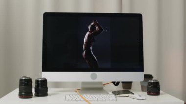 Kameraya poz veren ve stüdyodaki profesyonel fotoğrafçı çalışma masasında kaslarını gösteren genç, atletik, beyaz tenli, bikinili bir kadının fotoğraf slayt gösterisini kimse çekmez.