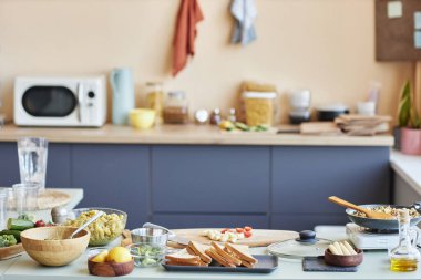 Mutfağın arka plan görüntüsü mutfak tezgahında yiyecek ve malzemelerle dolu, boşluğu kopyala