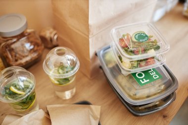 Mutfak tezgahındaki plastik kaplarda yiyecek siparişini kapat, boşluğu kopyala