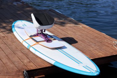 Tahta iskeledeki ahşap donanımlı wakeboard panosunun kapanışı, boşluğu kopyala