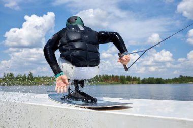 Özürlü bir gencin arka plan görüntüsü. Ekstrem sporlar yapıyor ve suda rampaya atlıyor.