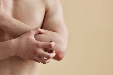 Fotokopi alanıyla el kaşıyan tanınmayan adamın en az detay görüntüsü.