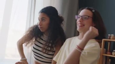 Kafkasyalı, beyin felci geçirmiş genç bir kızın evde iki ırklı bir kadınla dans ederken baston kullanması ve birlikte eğlenmesi.