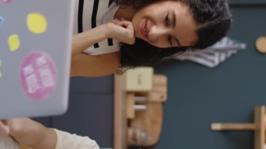 Gündüz vakti parlak, modern apartman dairesinde çalışırken bilgisayar kullanan, çift cinsiyetli bayan arkadaşıyla beyin felçli, beyaz bir kızın dikey beline sahip.