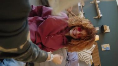 İki farklı genç kızın evde giyinirken komik peruklar denerken eğlenirken omuz üstü çekimleri.