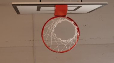 Dipten bakan hiç kimse basketbol topunun basket atmak için potaya girmesini yavaşlatamaz.