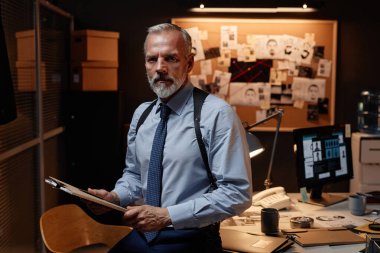 Yakışıklı kıdemli dedektifin dramatik portresi. Polis ofisindeki kameraya bakıyor, boşluğu kopyalıyor.