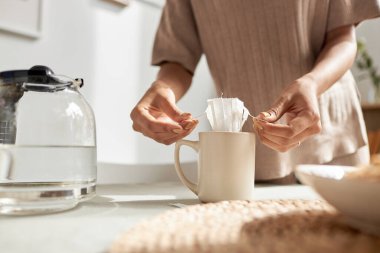 Tanımlanamayan genç bir kadının sabahları evde kahve yapıp fotokopi çekmesi.