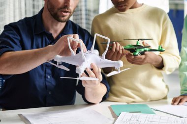 Okul çocuğuna Quadcopter 'ın nasıl açılacağını gösteren bir resim.