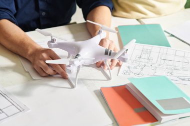 Quadcopter 'ı kurarken kullanım kılavuzundaki talimatları uygulayan adam