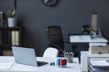 Dizüstü bilgisayarı, pulları, kalemleri, kağıt belgeleri ve diğer sabit kağıtları olan modern vize başvuru merkezinin işyeri