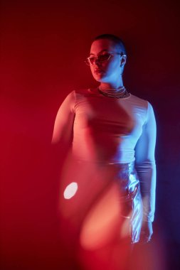 Z jenerasyonunun moda portresi. Kırmızılı neon ışıklı genç kadın. Çarpıtmalı.