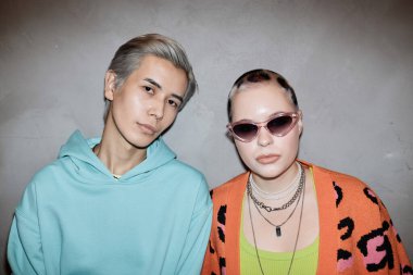 İki yaratıcı genç insanın portresi, adam ve kadın, kameraya parlayarak bakıyorlar.