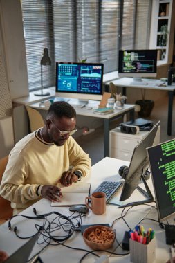 Yazılım geliştiricisi kodlamaya başlamadan önce defterde hesaplamalar yapıyor