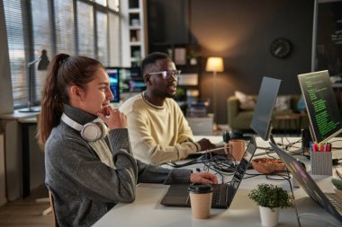 Geliştiriciler ekibi çalışmaya başlamadan önce kısa stand-up toplantısı yapıyor