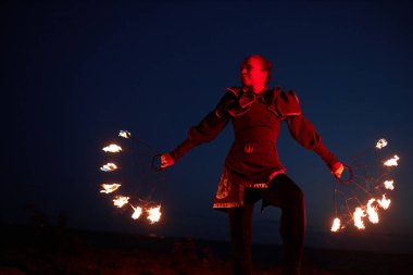 Gece açık havada itfaiyecilerle dans eden sanatçının tam boy portresi, boşluğu kopyala