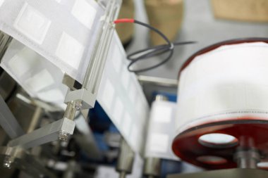 Yiyecek fabrikasındaki kahve damlası filtreleri için üretim hattının kapanışı, boşluğu kopyala