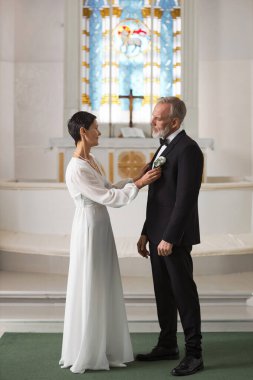 Nikahtan önce kilisede damat olarak zarif yaşlı çiftin dikey portresi.