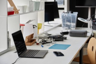 Teknik onarım atölyesinde açık dizüstü bilgisayarın yan plan resmi, boşluğu kopyala