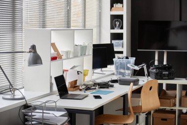 Masada çeşitli araçlar ve bilgisayarlar bulunan teknik tamir atölyesinin yan plan resmi, boşluğu kopyala