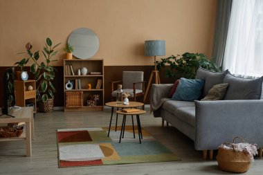 Rahat kanepesi ve renkli dekoru olan rahat oturma odasının yan plan resmi, boşluğu kopyala