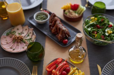 Yemek masasındaki abur cuburları ve hafif tabakları fotokopi yeriyle kapatın.