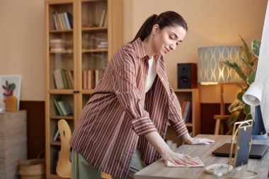 Gülümseyen bir kadının yan görünüm portresi.