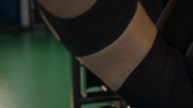 Beden eğitimi yaparken mekik çeken siyah giysili, tanınmayan fit bir kadın.