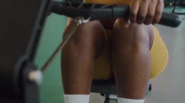 Eğitimdeyken kürek çeken Afrikalı, kıvrımlı, genç bir kadın.