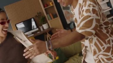 Çift cinsiyetli Z çiftinin orta yavaş sürücüsü moda gözlükler takıp gündüz dans ederken eğleniyorlar.