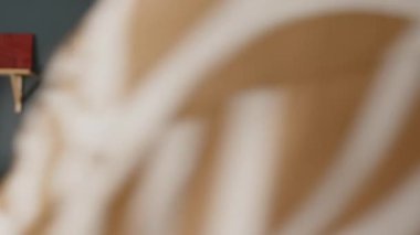 Pembe gözlükle dans eden neşeli melez bir kız ve erkek arkadaşı akıllı telefondan videosunu kaydediyor. Moda apartmanında birlikte eğleniyorlar.