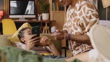 Manyak, genç, çift ırklı bir adam, sevgilisine nişan yüzüğü verip evlenme teklif etmeden önce dairede takla atıyor.