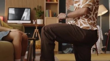 Heyecanlı çift ırklı adam break dans yapıyor. Sonra dizlerinin üzerine çöküp sürpriz kız arkadaşına evlenme teklif ediyor. Parlak, modern oturma odasında koltukta oturuyor.