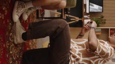 Çift ırklı hipster adamın kahvaltı yaparken dikey çekimi. Sonra da hafta sonu birlikte evde kalırken sürpriz kız arkadaşına evlenme teklif ediyor.