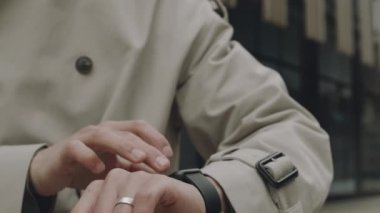 Serin bir günde şehirde yürürken şık bir trençkot giyen, şık görünümlü, tanınmayan bir adamın görüntüsü.