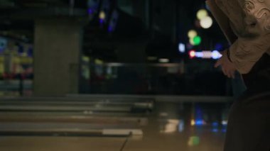 Asyalı, mor saçlı, çok ırklı erkek ve kadın arkadaşlarıyla bowling oynarken grev yapan adam.