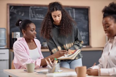 Modern ofis alanında üç kişilik çok kültürlü bir ekip birlikte çalışıyor. Sınava hazırlanan çok ırklı öğrenciler okul ortamındaki notları tartışıyor, kopya alanı oluşturuyorlar.