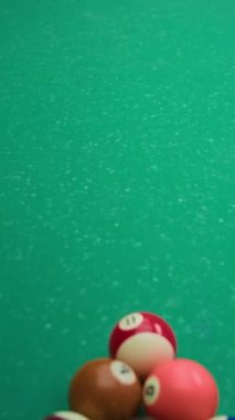 Dikey olarak hiç kimse yeşil masada bilardo oynarken, beyaz topun yavaşlayıp toplara vurmadığını göremez.