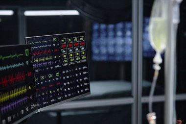 Bulanık arkaplan kopyalama alanı olan kalp atış hızı monitörlerini ameliyathanede açıyla kapat