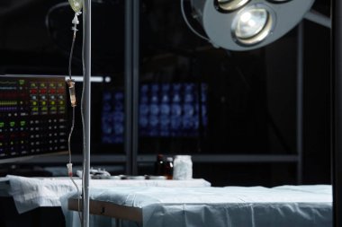 Ameliyat için hazırlanan ameliyat odasının arkaplan görüntüsü. Işıklar ve monitörler boşluğu kopyalasın