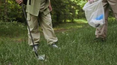 Beyaz aile gönüllülerinin yaz ormanlarını atık ve çöplerden temizlerken çekilmiş görüntüleri.