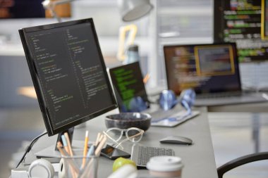 IT ofisinde programlama kodlarını gösteren çoklu bilgisayar ekranlarıyla çalışan yazılım mühendisinin arkaplan görüntüsü, boşluk kopyala