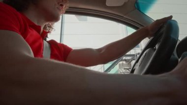 Otomatik kurye olarak çalışırken Kafkasyalı kıvırcık adamın dağıtım haritasını tablet bilgisayarda kontrol ederken düşük açılı görüntüsü