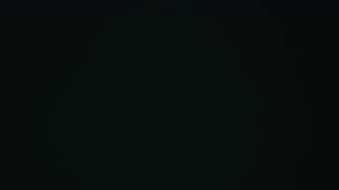 İki erkek yüzücünün kapalı havuzda şeritlerle yarışırkenki yavaş çekimini izliyoruz.