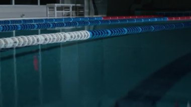 Spor ve dinlenme merkezindeki şerit havuzunda şeffaf mavi sudan çekilen kimse yok.